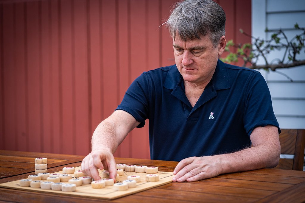 摆放象棋棋子的近景