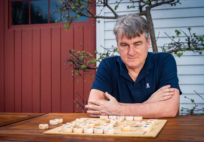 Paul English 俯身思考棋局